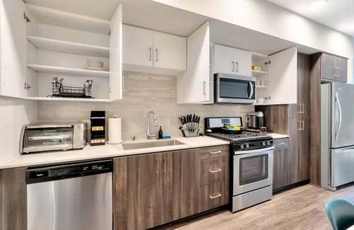 Santa Ana Apartment | Luxurious 1-Bedroom Apt near Disneyland & more!