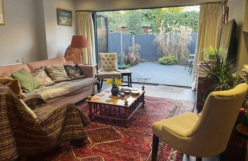 Turnham Green Apartment | Luxurious 1 Bedroom flat with Private Garden