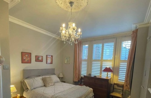 Turnham Green Apartment | Luxurious 1 Bedroom flat with Private Garden