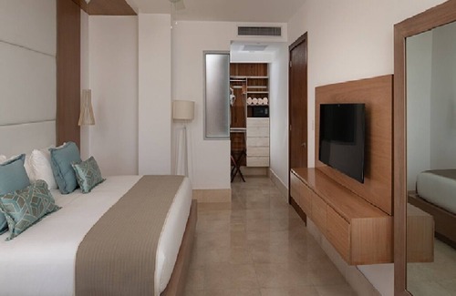 Los Brazos Apartment | Luxurious 1 Bedroom Sunrise Suite with Pool