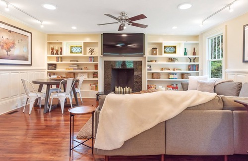 Durham House | Luxurious 150yr old home near Duke with private heated indoor pool & 3 acres