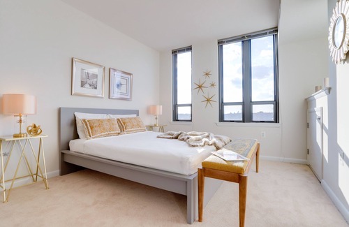 Pentagon City Apartment | LUXURIOUS | 1BD 1 DEN | NEXT TO METRO & DC
