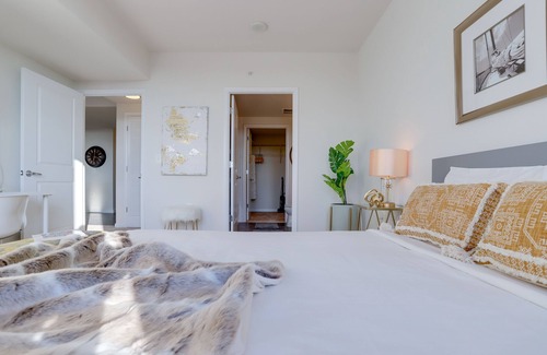 Pentagon City Apartment | LUXURIOUS | 1BD 1 DEN | NEXT TO METRO & DC