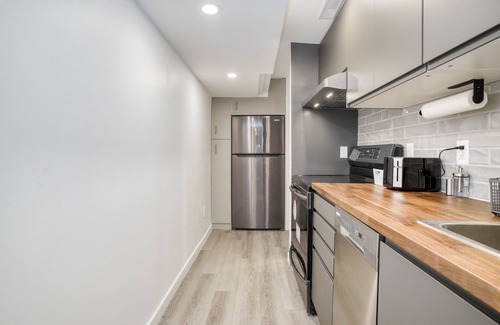 Cambridge House | Luxurious 1Bedroom/2 Bed/1Bath Apartment with WFH Setup