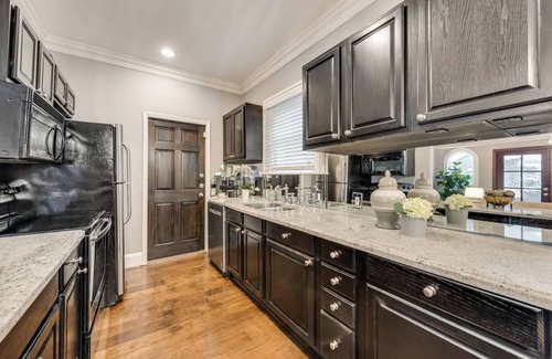 Peak's Suburban Addition Condo | Luxurious 1BR/1BA condo in Dallas’s prestigious Swiss Avenue district, blending historic charm with modern amenities for an unforgettable stay.