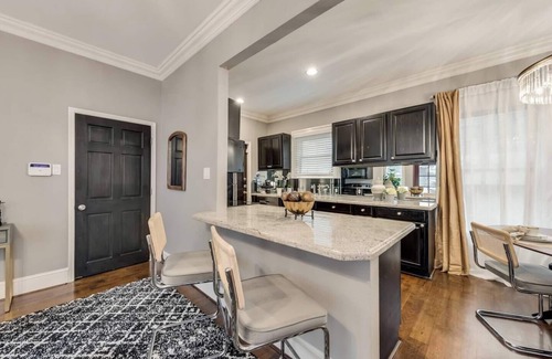 Peak's Suburban Addition Condo | Luxurious 1BR/1BA condo in Dallas’s prestigious Swiss Avenue district, blending historic charm with modern amenities for an unforgettable stay.