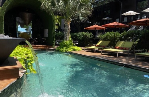 Peak's Suburban Addition Condo | Luxurious 1BR/1BA condo in Dallas’s prestigious Swiss Avenue district, blending historic charm with modern amenities for an unforgettable stay.