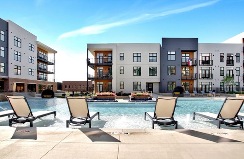 Wichita Apartment | Luxurious 1BR APT in DT with Infinite-Edge Pool, Sauna & Golf Simulator