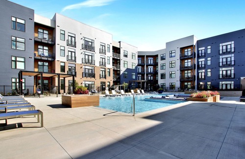 Wichita Apartment | Luxurious 1BR APT in DT with Infinite-Edge Pool, Sauna & Golf Simulator