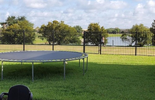 Pearland Apartment | Luxurious 2 Bdrm Garage Apartment - Convenient 2 Downtown Houston