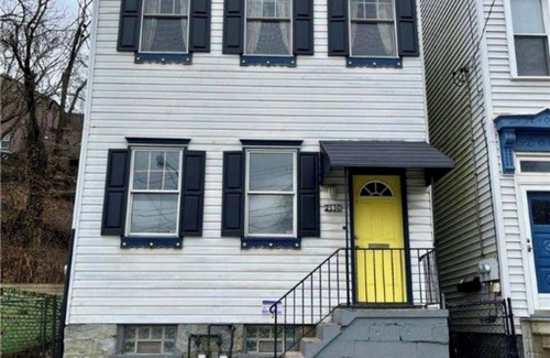 South Side Slopes House | Luxurious 2-bed house in Southside with central heating, cooling and fireplace