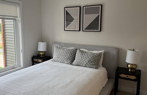 Ottawa Division House | Luxurious 2 bedroom house.Close to amenities, airport,downtown and EY centre.nn