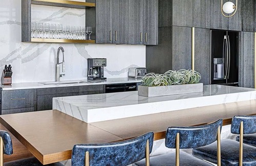 Fairlie-Poplar Historic District Resort | Luxurious 2 Bedroom Resort Suite in the heart of downtown, Atlanta