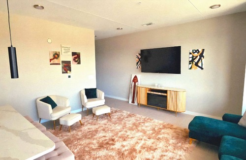 Central City Apartment | Luxurious 2 Bedroom High-Rise living.