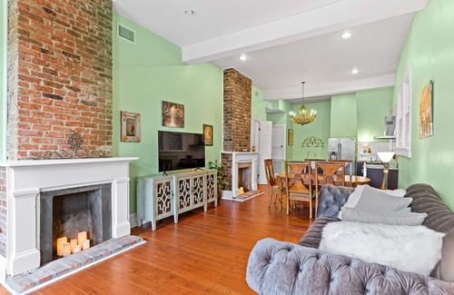 Faubourg Marigny House | Luxurious 2 Bedroom Creole Cottage short walk to Frenchmen Jazz & the Quarter