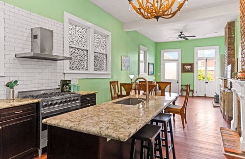 Faubourg Marigny House | Luxurious 2 Bedroom Creole Cottage short walk to Frenchmen Jazz & the Quarter