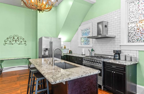 Faubourg Marigny House | Luxurious 2 Bedroom Creole Cottage short walk to Frenchmen Jazz & the Quarter