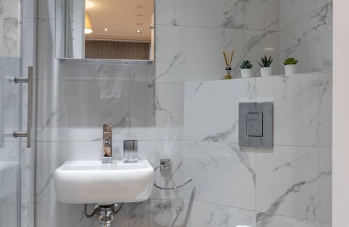 Golders Green Apartment | Luxurious 2 King-size bed flat + Patio