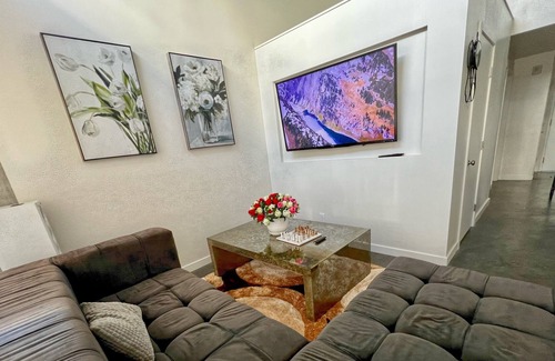 Commerce Condo | Luxurious 2 Level Sky-Rise with a Hollywood View ✨