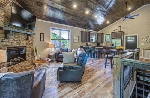 Sevierville Cabin | *Luxurious 2BD w/Hot Tub! Fireplace + Near TOWN!*