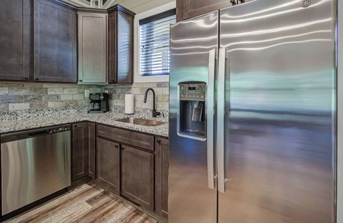 Sevierville Cabin | *Luxurious 2BD w/Hot Tub! Fireplace + Near TOWN!*