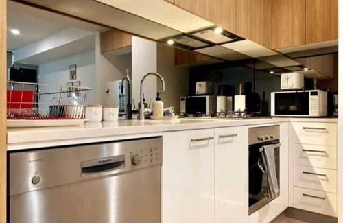 Adelaide Central Business District Apartment | Luxurious 2BR Apt in Adelaide CBD with Pool-Gym-BBQ