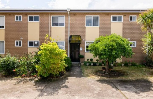 Ascot Vale Apartment | Luxurious 2br: Near Showgrounds & Racecourse!