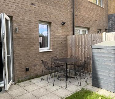 Hatfield House | Luxurious 3 Bed & 2 Bath Hatfield House with balcony