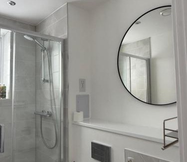Hatfield House | Luxurious 3 Bed & 2 Bath Hatfield House with balcony