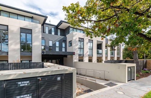 Chadstone Apartment | Luxurious 3 Bedroom Home near Chadstone with Parking