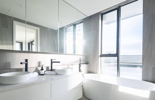 Chadstone Apartment | Luxurious 3 Bedroom Home near Chadstone with Parking