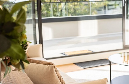 Chadstone Apartment | Luxurious 3 Bedroom Home near Chadstone with Parking