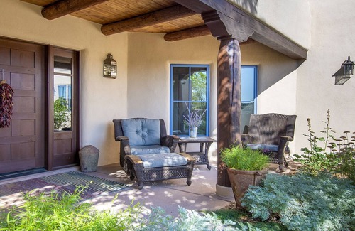 Santa Fe House | Luxurious 3 Bedroom-3 Bath~ Majestic views~ outdoor Hot tub~10 minutes to Plaza