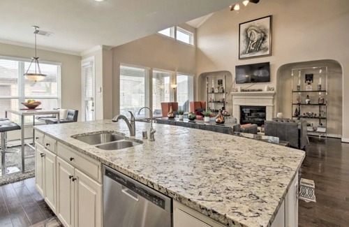 Katy House | "Luxurious 3-Bedroom Mansion with Heavenly Heated Pool and Jacuzzi Retreat"
