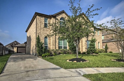 Katy House | "Luxurious 3-Bedroom Mansion with Heavenly Heated Pool and Jacuzzi Retreat"
