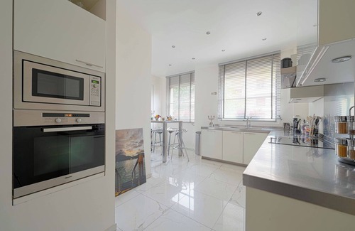 Neuilly-sur-Seine Apartment | Luxurious 3 Bedroom Apartment in Paris Facing Bois de Boulogne