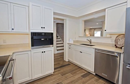 Harbour Town House | Luxurious 3-Bdrm Villa w/Full Kitchen & Outdoor Deck w/Harbor View