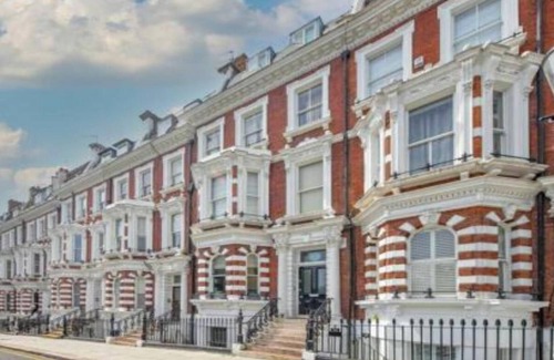 Campden Apartment | Luxurious 3BR Apartment in Kensington Walk to High Street