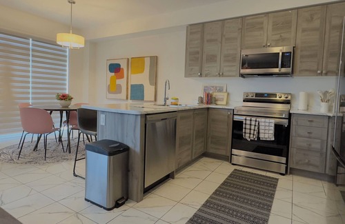Thorold House | Luxurious 3BR Home with Hot Tub