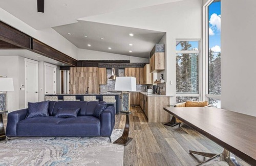 Woodmoor House | Luxurious 4 BDR Townhome w/Stunning Alpine Views