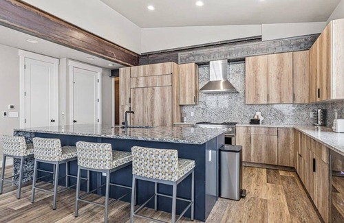 Woodmoor House | Luxurious 4 BDR Townhome w/Stunning Alpine Views