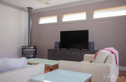 Ballarat House | Luxurious 4 bedroom home just a stones throw from the town centre