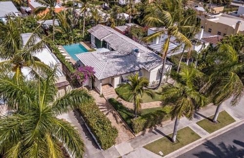 Sunshine Park House | Luxurious 4 bedroom, 3 bathroom pool home