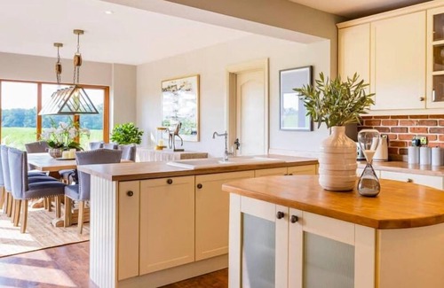 Henley House | Luxurious 4 Bed Vineyard Villa at Stanlake Park