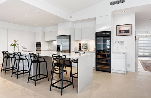Mooloolaba House | Luxurious 4 bedroom waterfront home pet friendly near Ocean