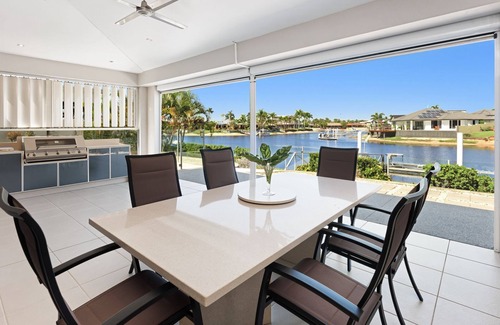 Mooloolaba House | Luxurious 4 bedroom waterfront home pet friendly near Ocean