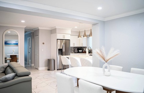 Driftwood House | Luxurious 4-bedroom house close to HARD ROCK CASINO