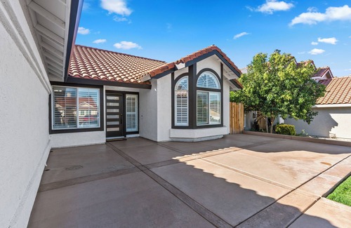 Antelope House | Luxurious 4-bedroom home located in Antelope near golf courses & cherry island
