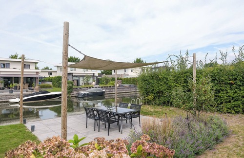 Zeewolde House | Luxurious 4-person house on the water with modern kitchen, direct access to the water and comfortable furnishings. Perfect for rest and relaxation!