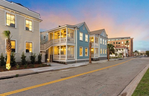 Westside House | Luxurious 4BR Downtown Home - Walkable!